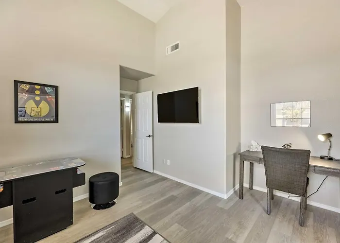 Patio + Fenced Yard: Family Retreat In Phoenix!