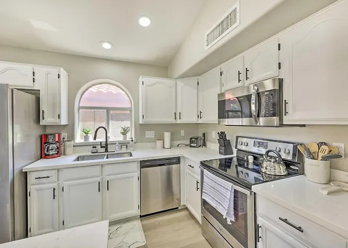 Patio + Fenced Yard: Family Retreat In Phoenix! Phoenix